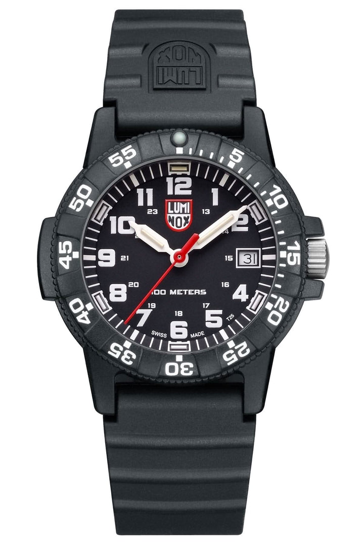 Montre Luminox Leatherback Sea Turtle 39mm avec cadran noir et bracelet en silicone, étanche jusqu'à 100 mètres.