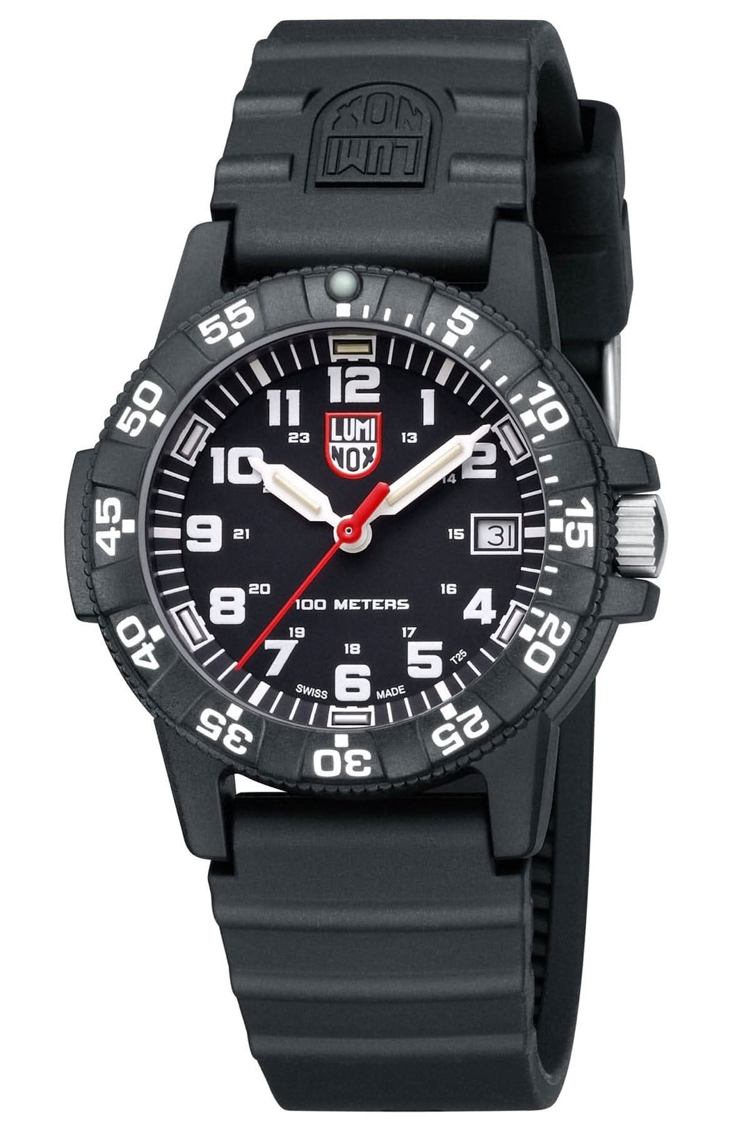 Montre Luminox avec cadran noir, boîtier en caoutchouc et résistance à l'eau de 100 mètres.