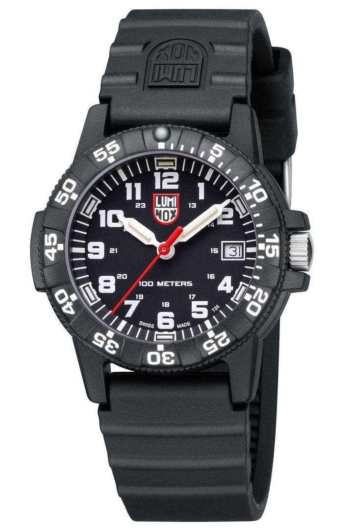 Montre Luminox avec cadran noir, boîtier en caoutchouc et résistance à l'eau de 100 mètres.