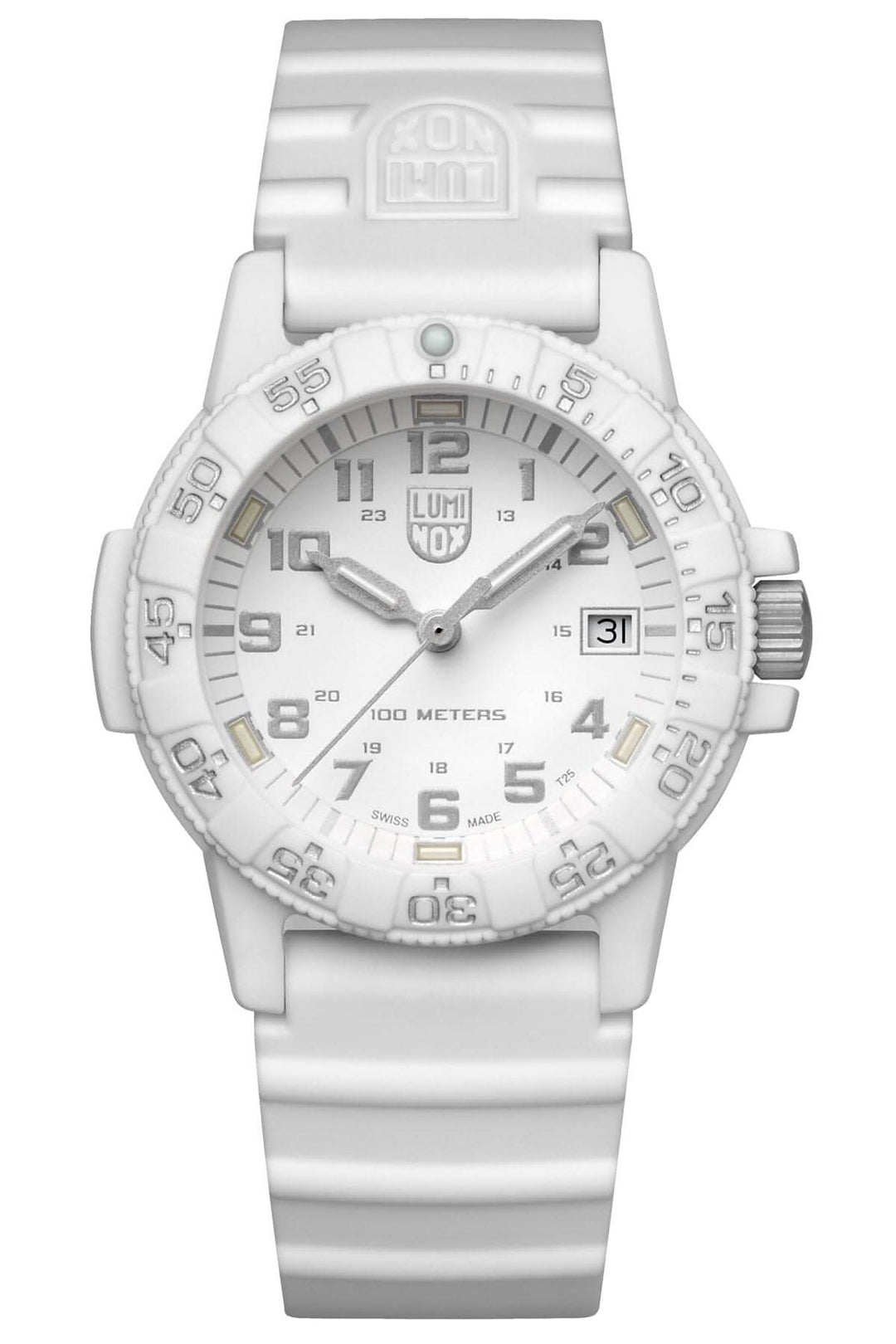Montre Luminox Leatherback Sea Turtle 39mm en blanc, étanche à 100 mètres, avec boîtier en carbone et bracelet en silicone.