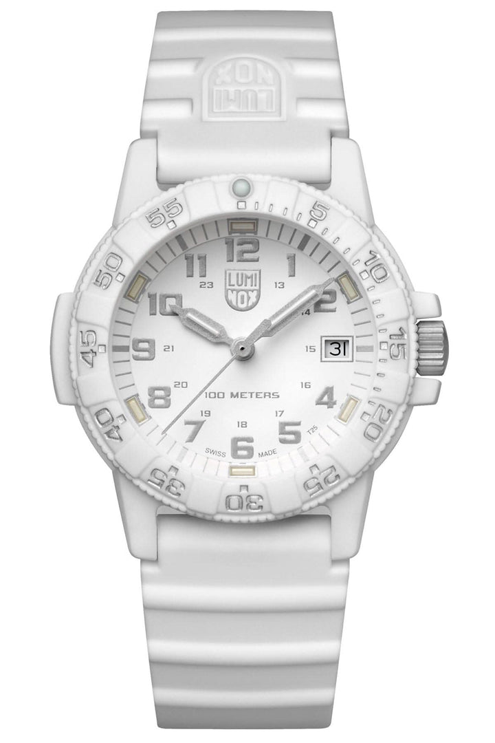 Montre Luminox Leatherback Sea Turtle 39mm en blanc, étanche à 100 mètres, avec boîtier en carbone et bracelet en silicone.
