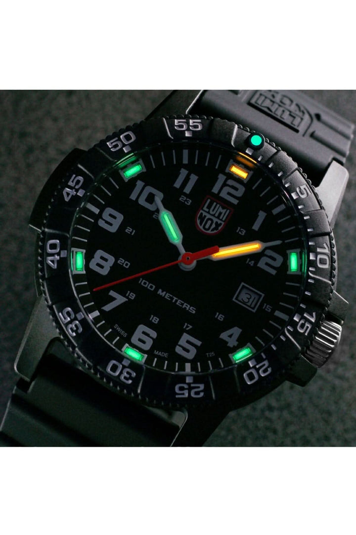Montre Luminox Leatherback Sea Turtle avec éclairage autonome, résistance à l'eau et mouvements suisses.