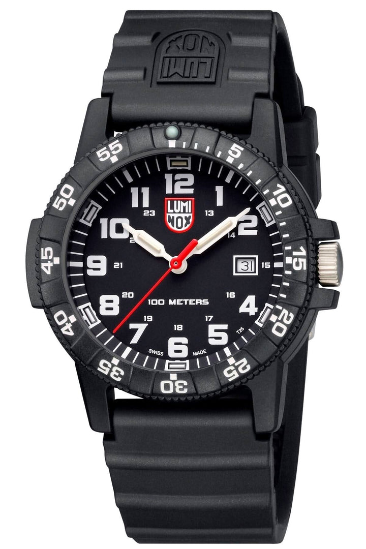 Montre Luminox Leatherback Sea Turtle, résistante à l'eau jusqu'à 100 mètres, avec cadran noir et bracelet en silicone.
