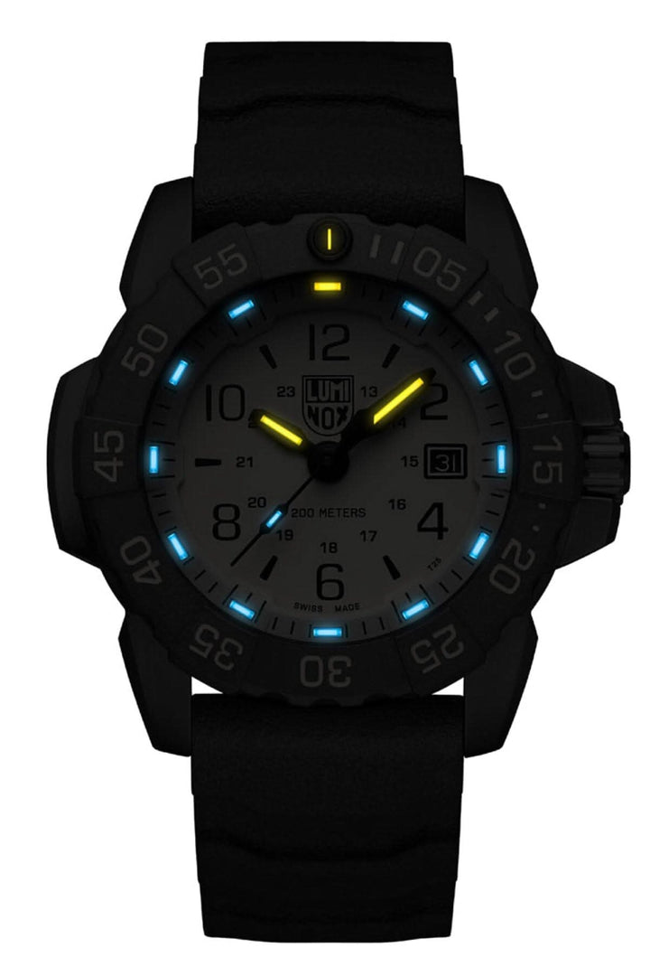 Montre Luminox Navy Seal 3251.CBNSF.SET avec bracelet noir, boîtier robuste et cadran lumineux multi-fonctionnel.