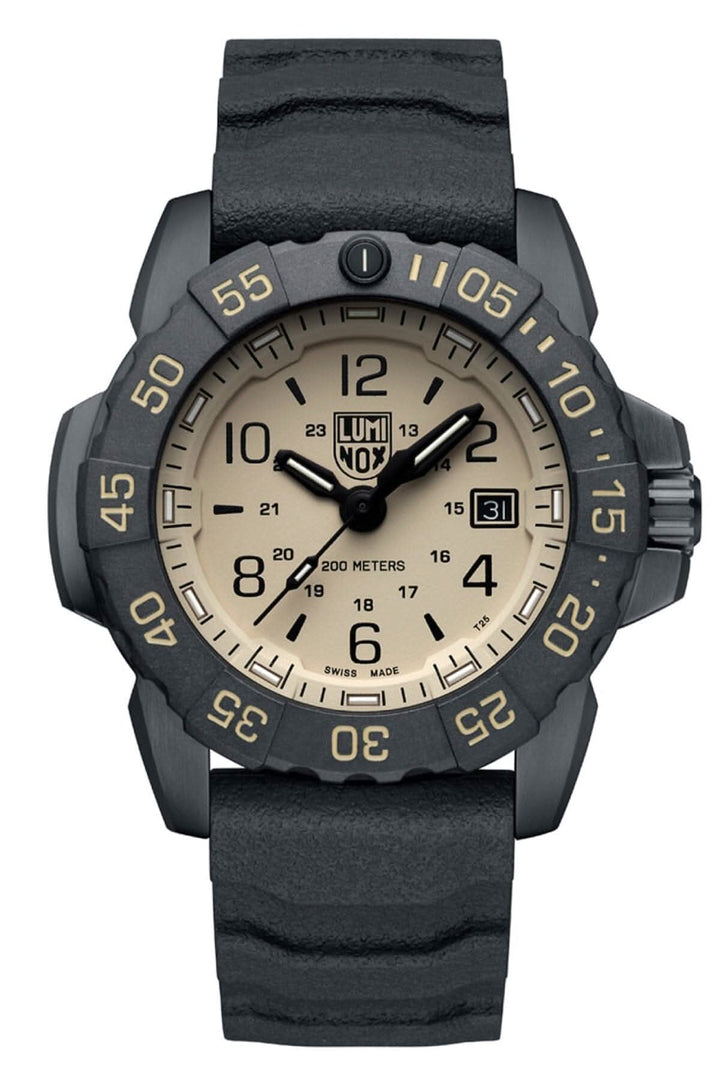 Montre Luminox Navy Seal avec cadran sable, boîtier en acier et bracelet en caoutchouc, étanche à 200 mètres.