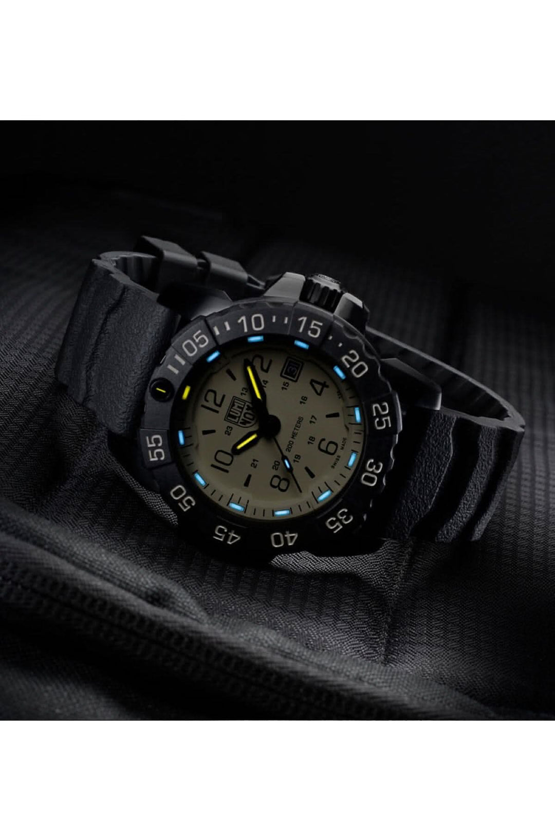 Montre Navy SEAL 3251.CBNSF.SET avec boîtier en acier et cadran sable, bracelet en caoutchouc noir.