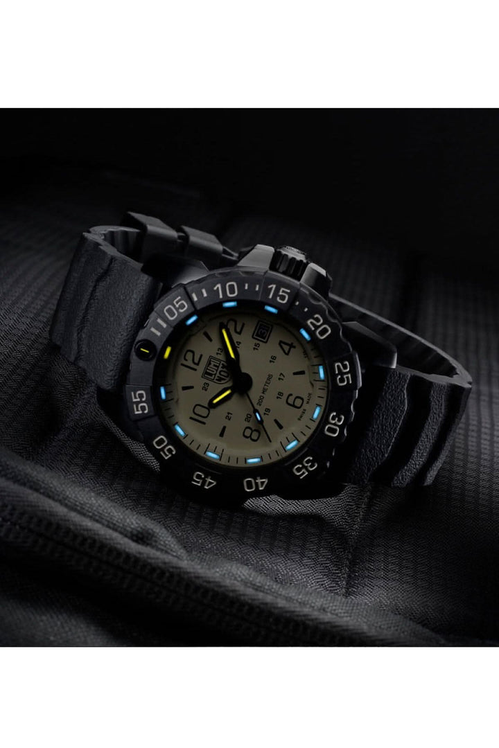 Montre Navy SEAL 3251.CBNSF.SET avec boîtier en acier et cadran sable, bracelet en caoutchouc noir.