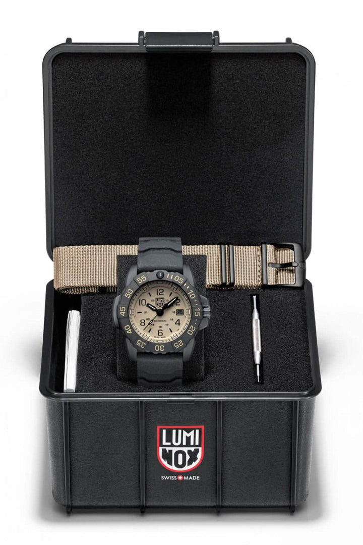 Montre Navy Seal Luminox dans un écrin noir, avec bracelet en nylon et outil pour changer le bracelet.