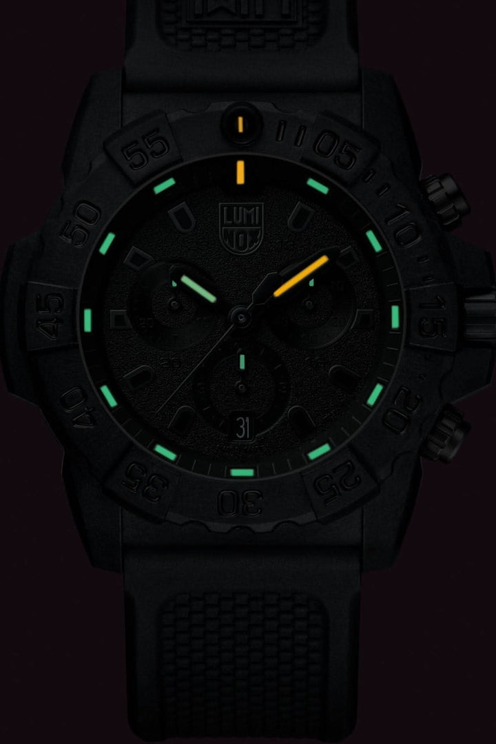 Montre chronographe Luminox Navy SEAL 3581.BO en noir avec détails luminescents et bracelet en PU.