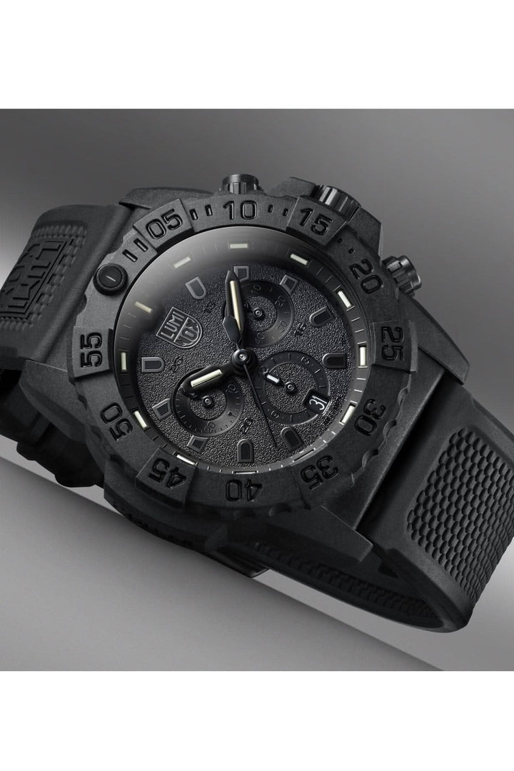 Montre chronographe Luminox Navy SEAL 3581.BO en carbone noir et bracelet en PU.