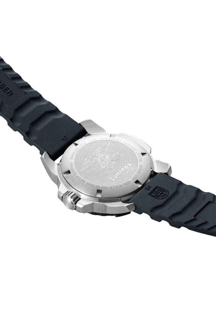 Montre Luminox Navy Seal Steel 3251.CB vue arrière avec bracelet en caoutchouc et boîtier en acier inoxydable.