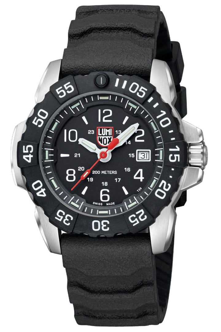 Montre Luminox Navy Seal Steel 3251.CB avec boîtier en acier inoxydable et bracelet en caoutchouc noir.