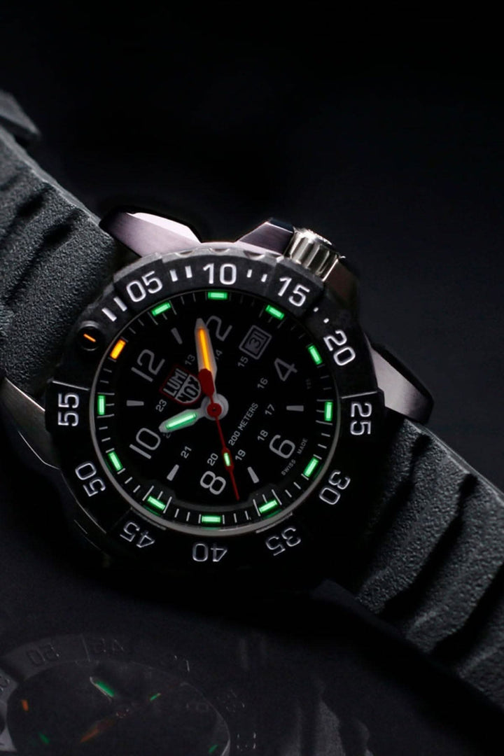 Montre Luminox Navy Seal Steel 3251.CB avec boîtier en acier inoxydable et cadran lumineux.