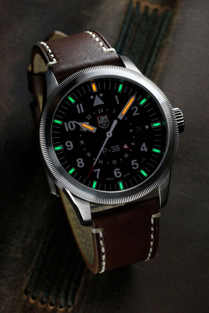 Montre P-38 Lightning 9521 avec cadran noir, bracelet en cuir marron, résistance à l'eau de 100 mètres.