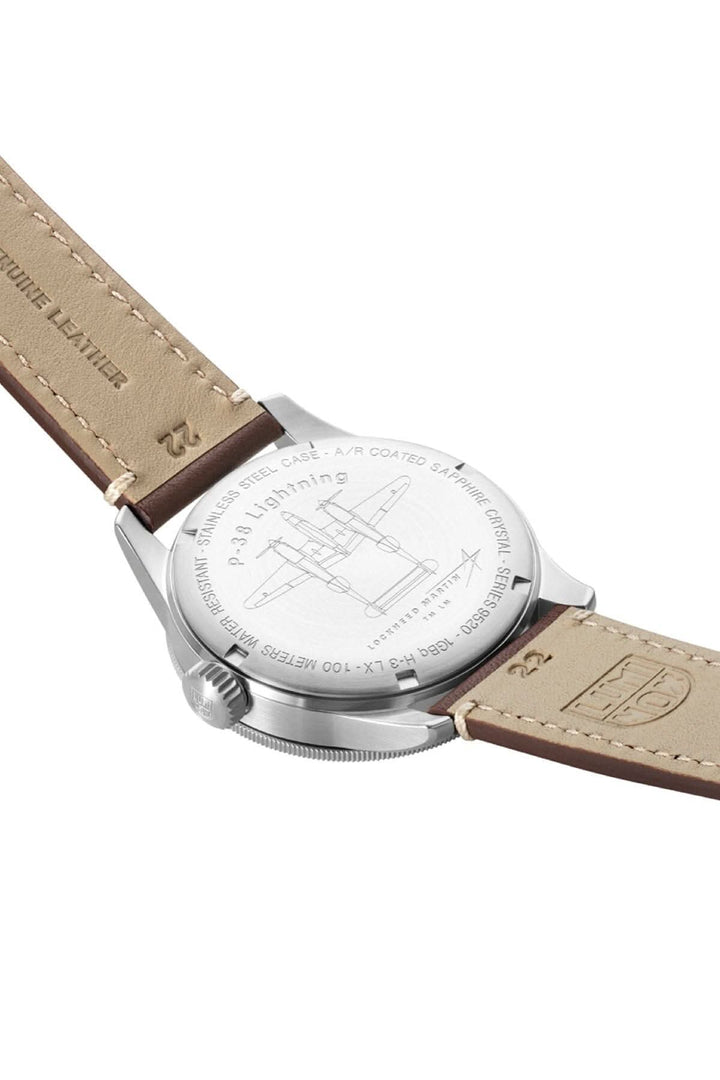 Montre P-38 Lightning 9521 vue arrière avec gravure et bracelet en cuir marron.