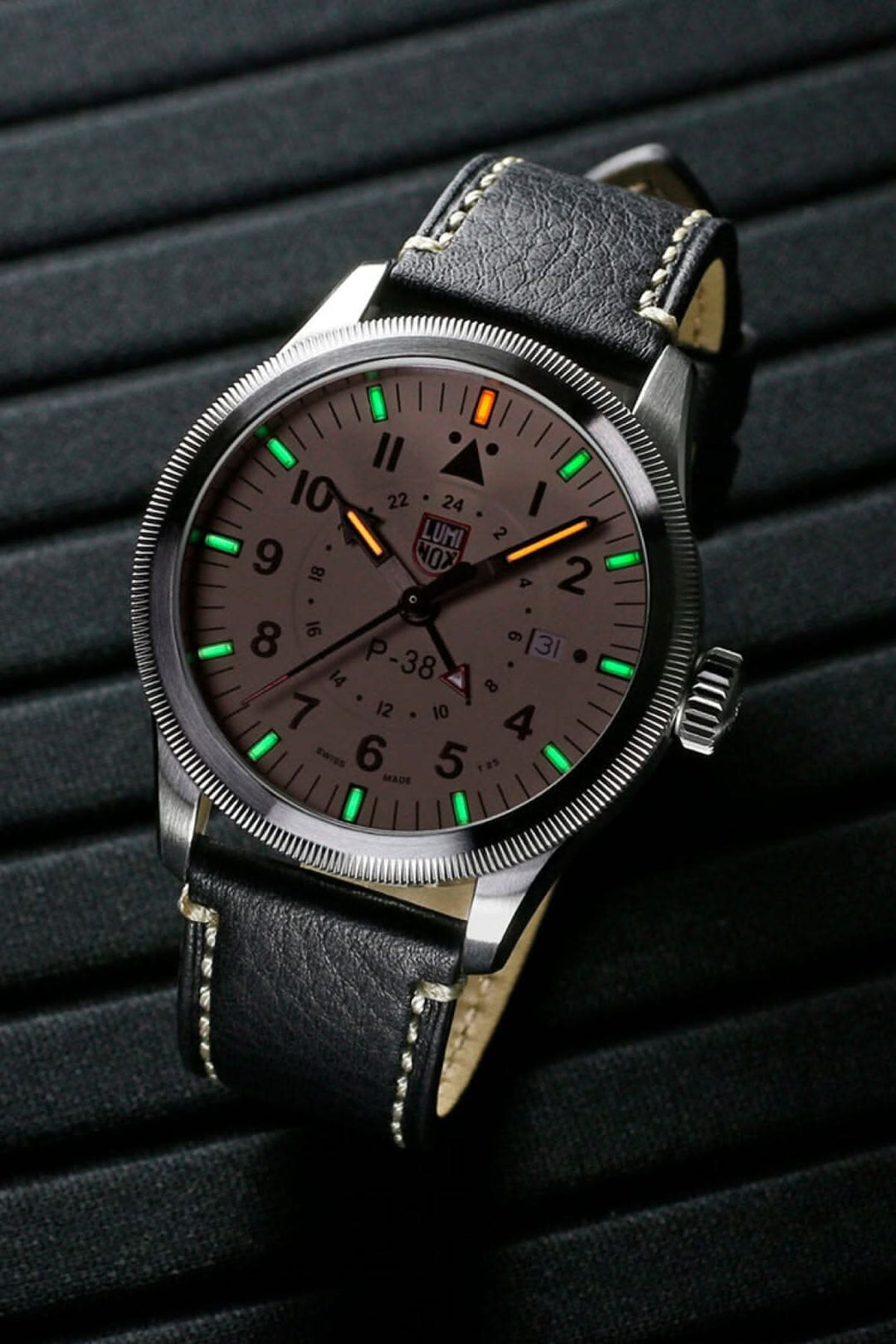 Montre P-38 Lightning 9527 avec cadran gris, bracelet noir en cuir et luminescence, idéale pour les voyageurs.