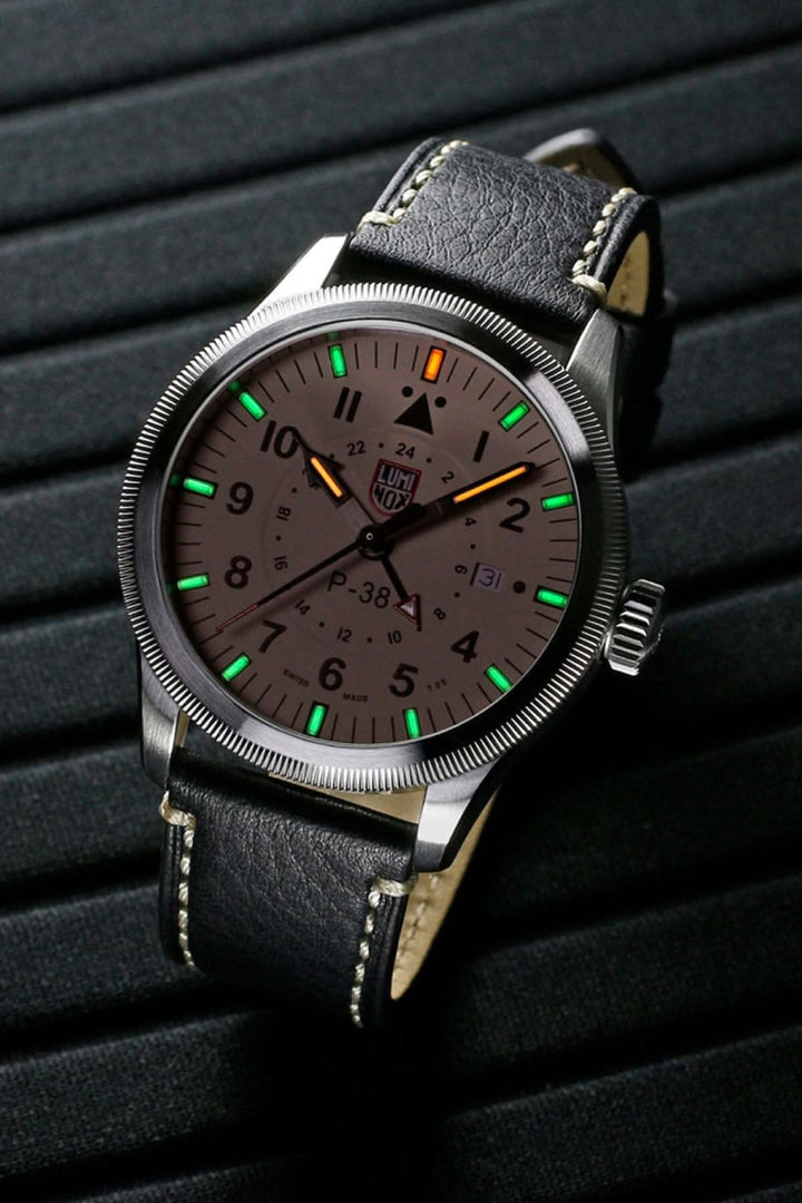 Montre P-38 Lightning 9527 avec cadran gris, bracelet noir en cuir et luminescence, idéale pour les voyageurs.