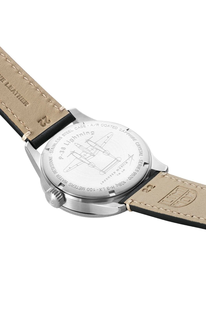 Vue arrière de la montre P-38 Lightning avec gravure, bracelet en cuir et détails techniques.