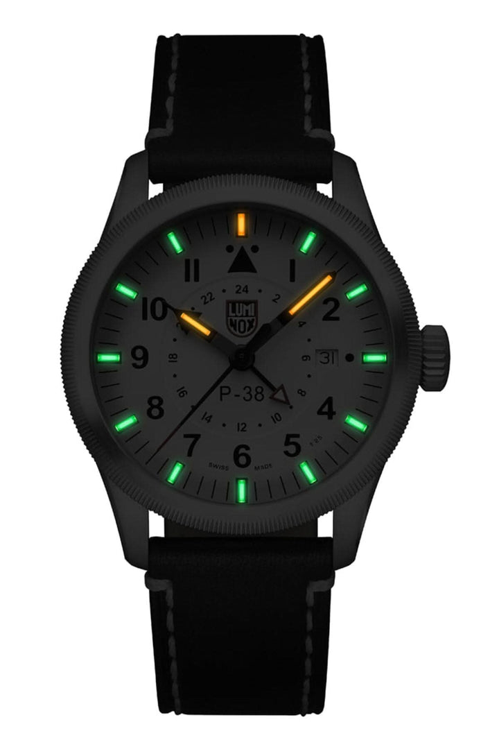 Montre P-38 Lightning avec cadran noir, bracelet en cuir, et aiguilles lumineuses pour voyages.