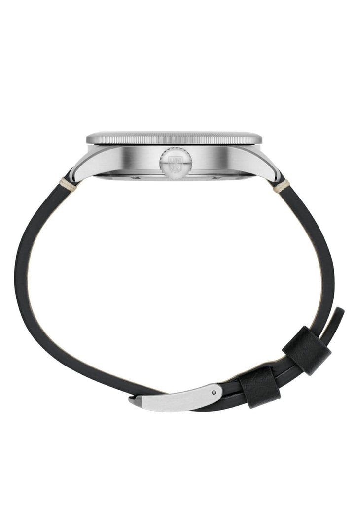 Montre P-38 Lightning 9527 avec bracelet en cuir noir, cadran robuste et boucle signature Luminox.