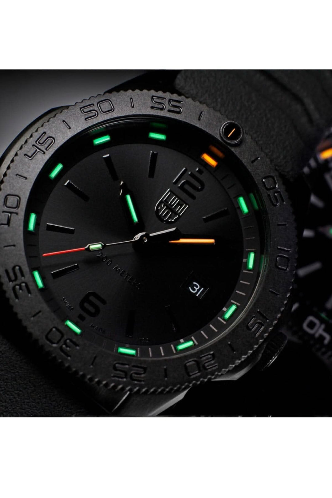 Montre Luminox Pacific Diver 3121.BO avec boîtier noir et détails luminescents, idéal pour les aventuriers.