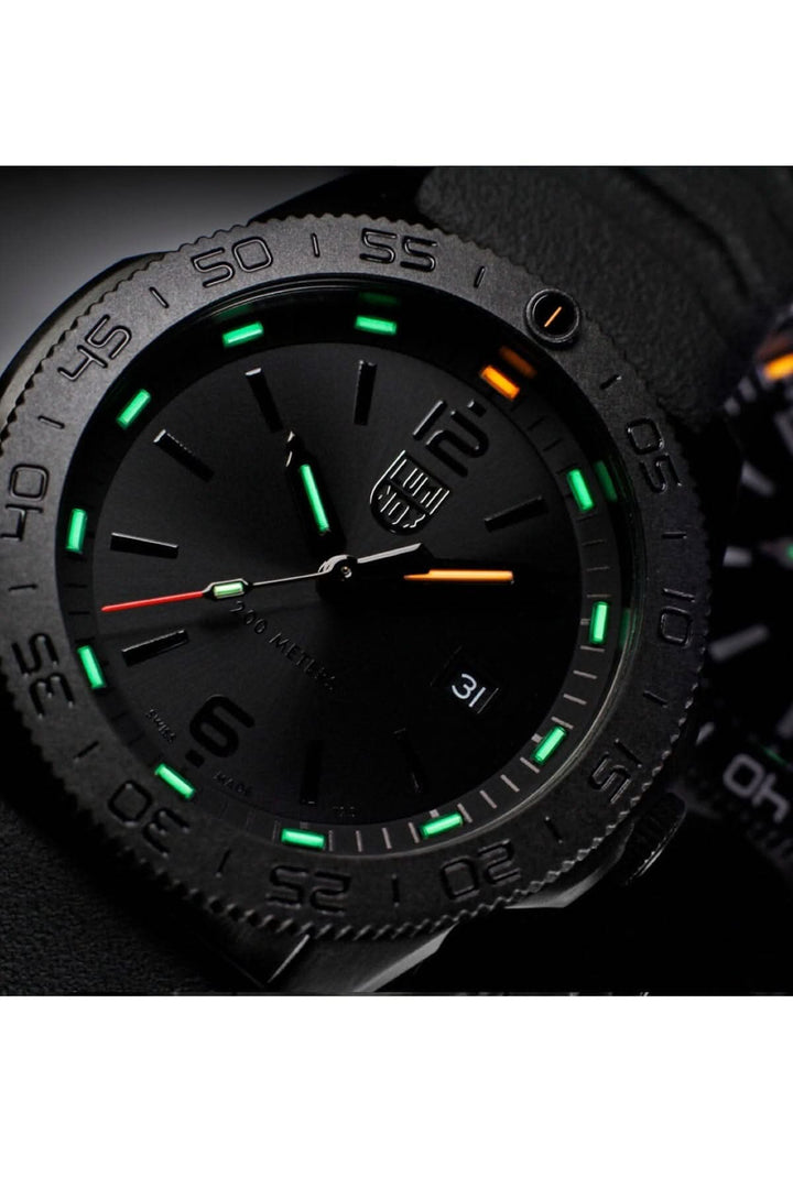 Montre Luminox Pacific Diver 3121.BO avec boîtier noir et détails luminescents, idéal pour les aventuriers.