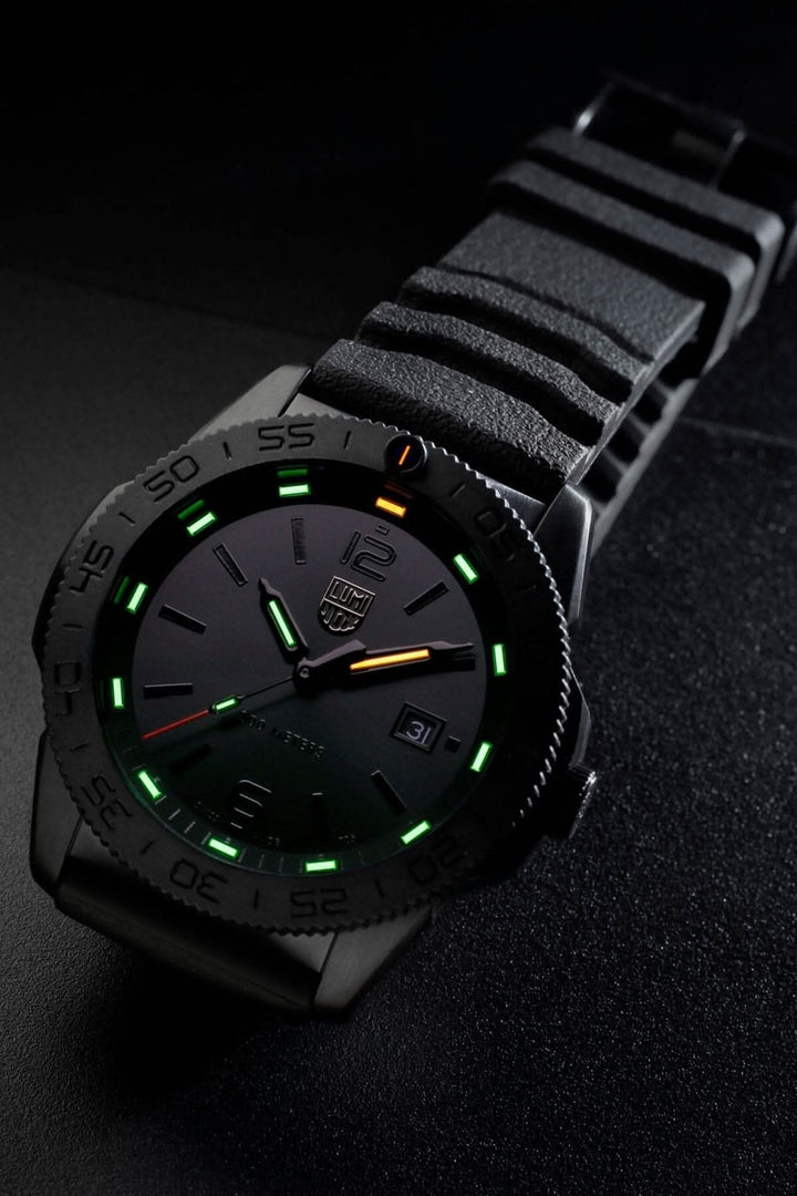 Montre Luminox Pacific Diver 3121.BO avec boîtier en acier, lunette en CARBONOX™ et éclairage constant.