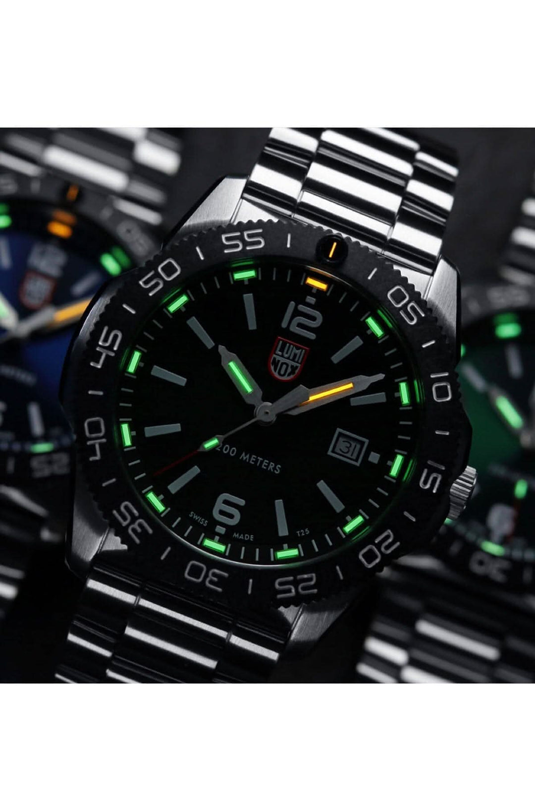 Montre Luminox Pacific Diver 3122 en acier inoxydable, dotée de lumières vertes et d'un design moderne.