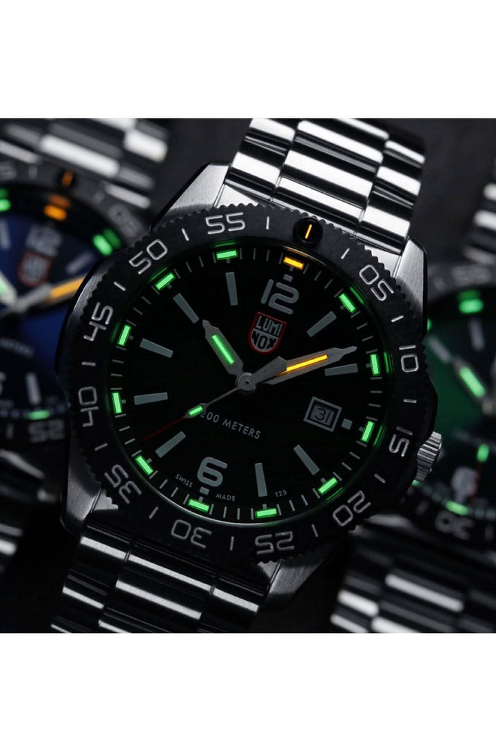 Montre Luminox Pacific Diver 3122 en acier inoxydable, dotée de lumières vertes et d'un design moderne.