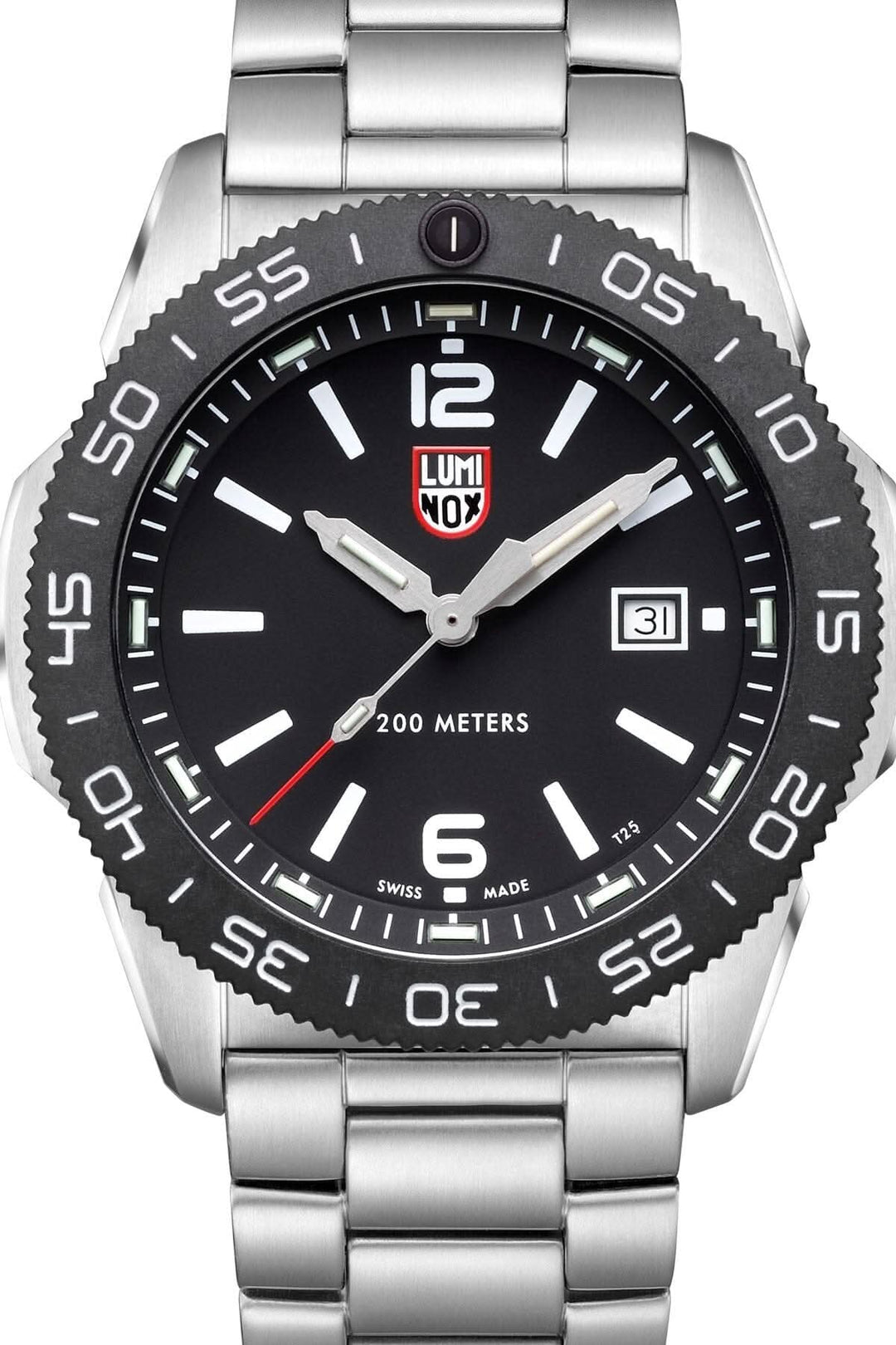 Montre Luminox Pacific Diver 3122 en acier inoxydable, étanche jusqu'à 200 mètres, design moderne et lumineux.