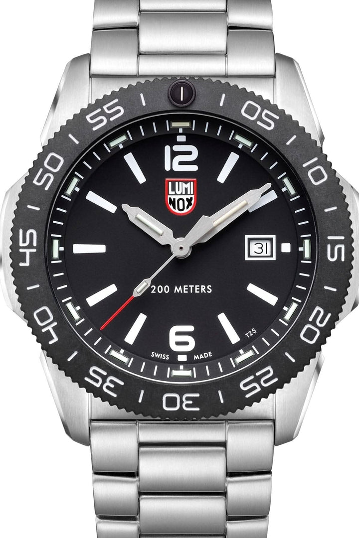 Montre Luminox Pacific Diver 3122 en acier inoxydable, étanche jusqu'à 200 mètres, design moderne et lumineux.
