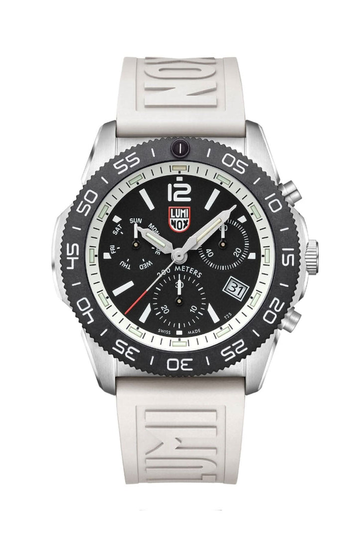 Montre Luminox Pacific Diver 3141, boîtier inox et lunette CARBONOX, bracelet en caoutchouc, design élégant et sportif.