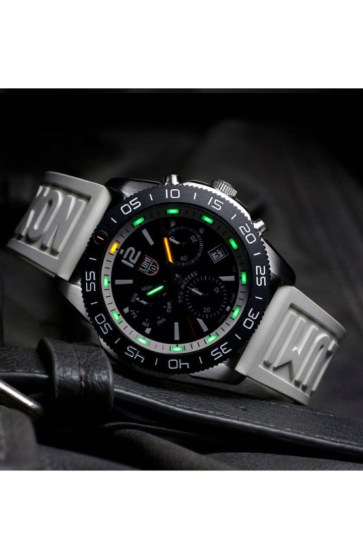 Montre Luminox Pacific Diver 3141 avec un boîtier en acier et bracelet en caoutchouc, affichage lumineux.