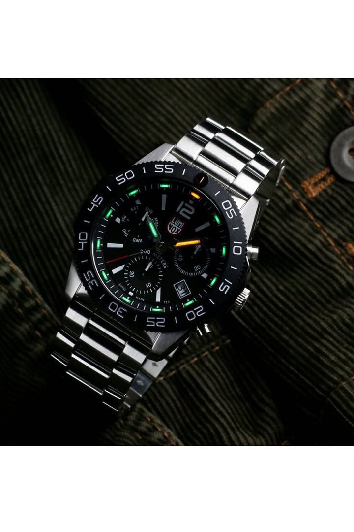 Montre Luminox Pacific Diver 3142 avec boîtier en acier inoxydable et bracelet en caoutchouc, design attrayant.