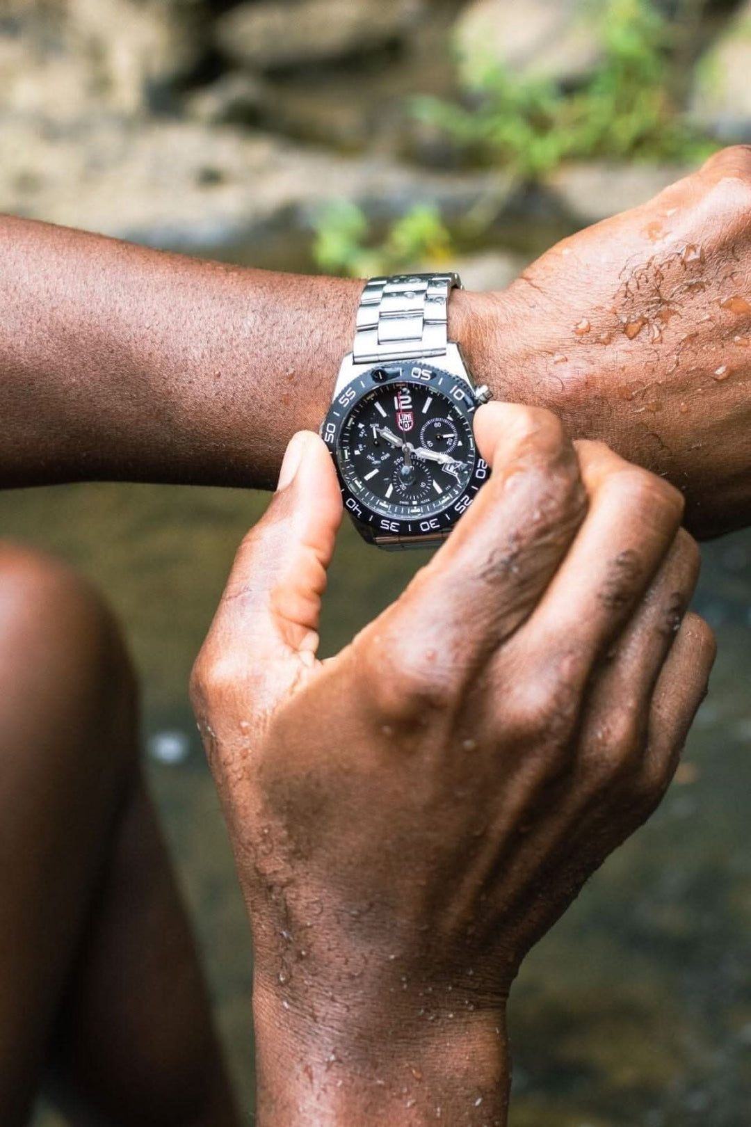 Montre Luminox Pacific Diver 3142 portée au poignet, résistante à l'eau avec bracelet en acier inoxydable, sous l'eau.