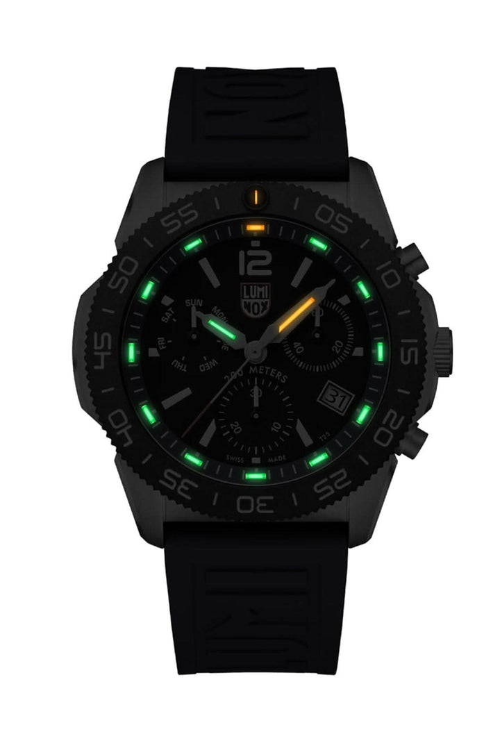 Montre Luminox Pacific Diver 3143 avec boîtier en acier, lunette CARBONOX™ et bracelet en caoutchouc noir.