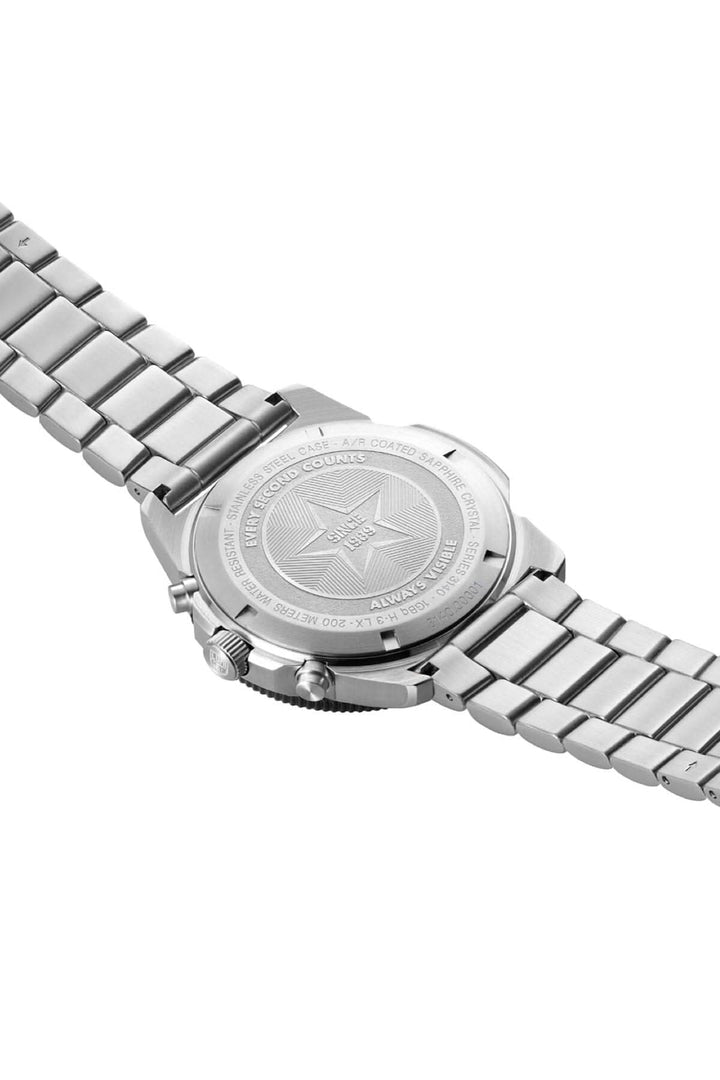 Montre Luminox Pacific Diver 3144, boîtier en acier inoxydable et bracelet en métal, vue arrière.