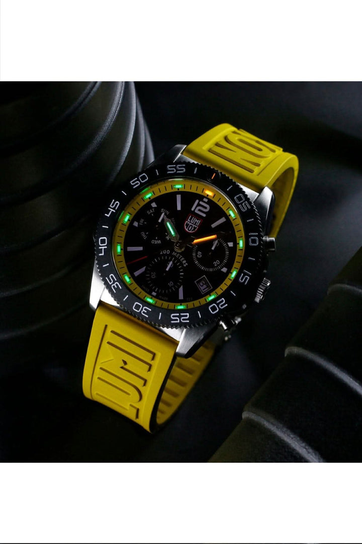 Montre sportive au bracelet en caoutchouc jaune, avec cadran noir et lunette multicolore, conçue pour les aventuriers.