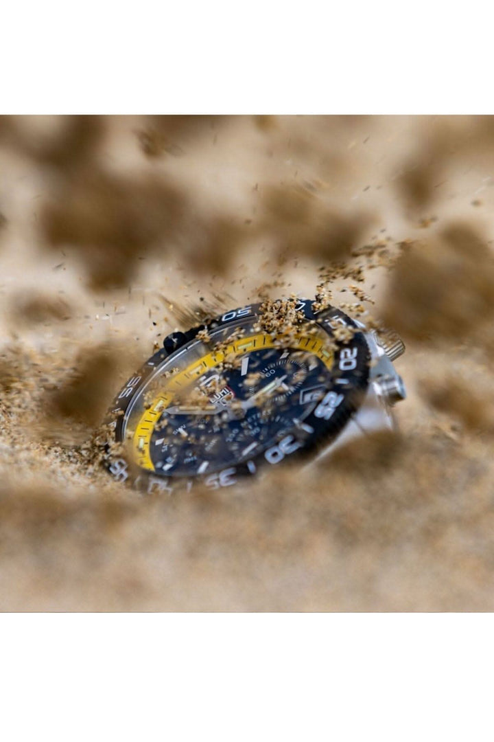 Montre Pacific Diver 3145 enfouie dans le sable, mettant en valeur son design robuste et étanche.