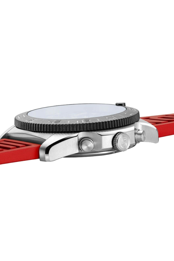 Vue latérale de la Montre Pacific Diver 3155 avec bracelet en caoutchouc rouge et boîtier en acier inoxydable.