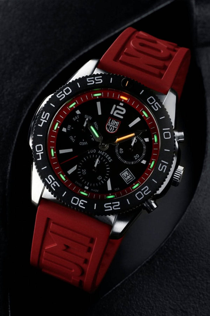Montre Luminox Pacific Diver 3155 avec bracelet en caoutchouc rouge et boîtier en acier inoxydable.