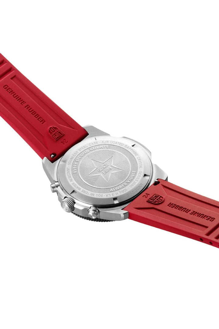 Montre Luminox Pacific Diver 3155 avec bracelet en caoutchouc rouge et boîtier en acier inoxydable.