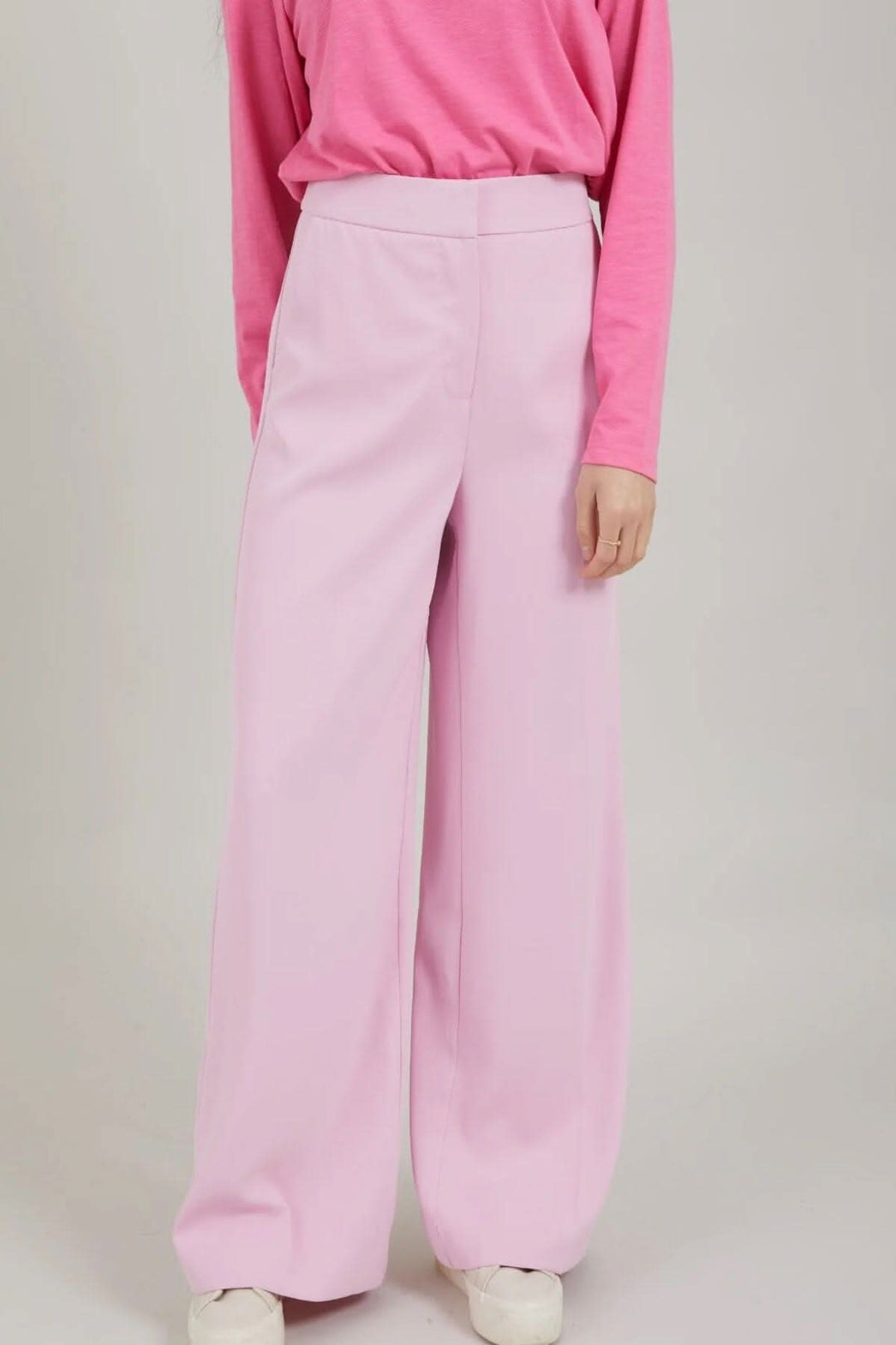 Pantalon Alba en rose avec jambes larges, bouton caché et fermeture à glissière, parfait pour un look professionnel.