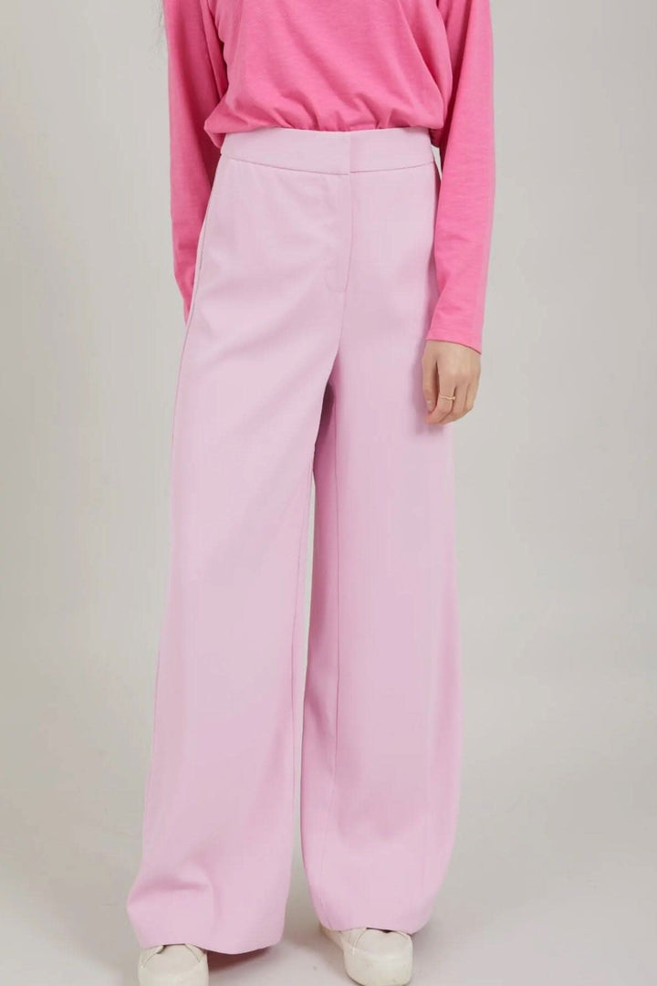 Pantalon Alba en rose avec jambes larges, bouton caché et fermeture à glissière, parfait pour un look professionnel.