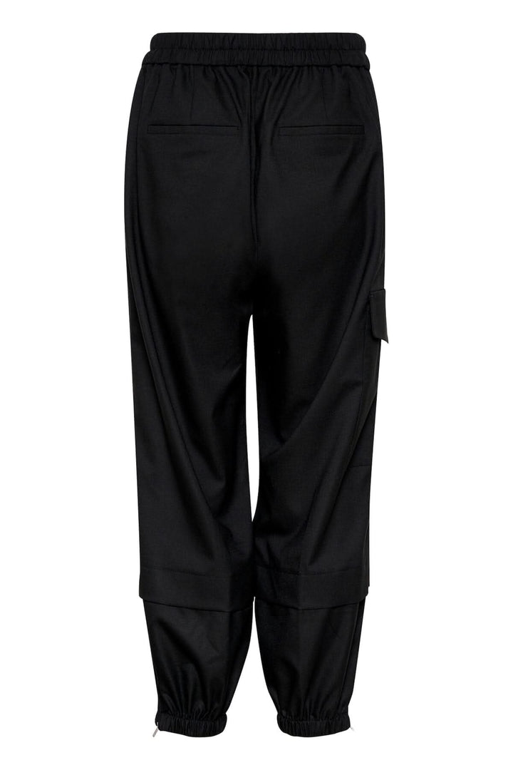 Pantalon cargo noir avec taille élastique et poches confortables au dos.