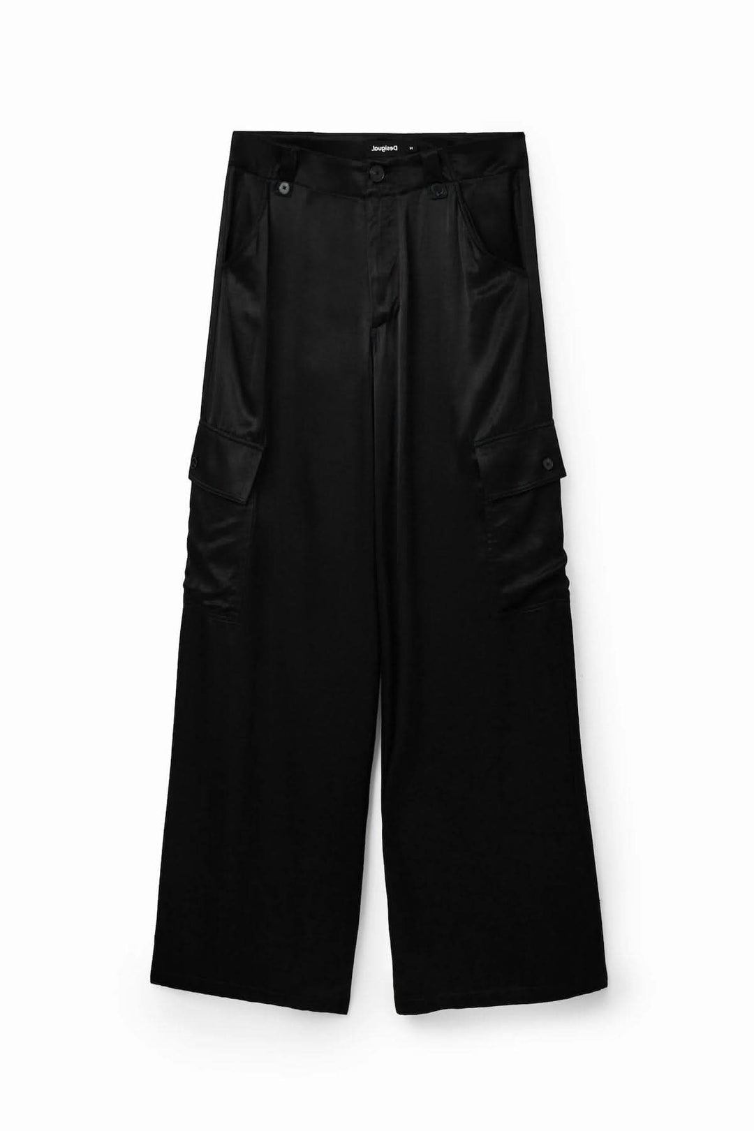 Pantalon cargo large en satin noir avec poches latérales et taille mi-haute, style élégant et fluide.