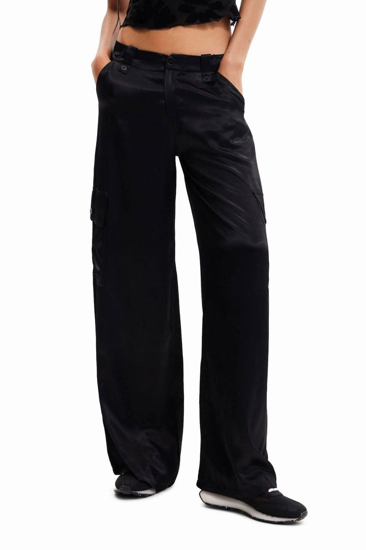 Pantalon cargo large en satin noir avec poches, taille mi-haute, style décontracté et élégant.