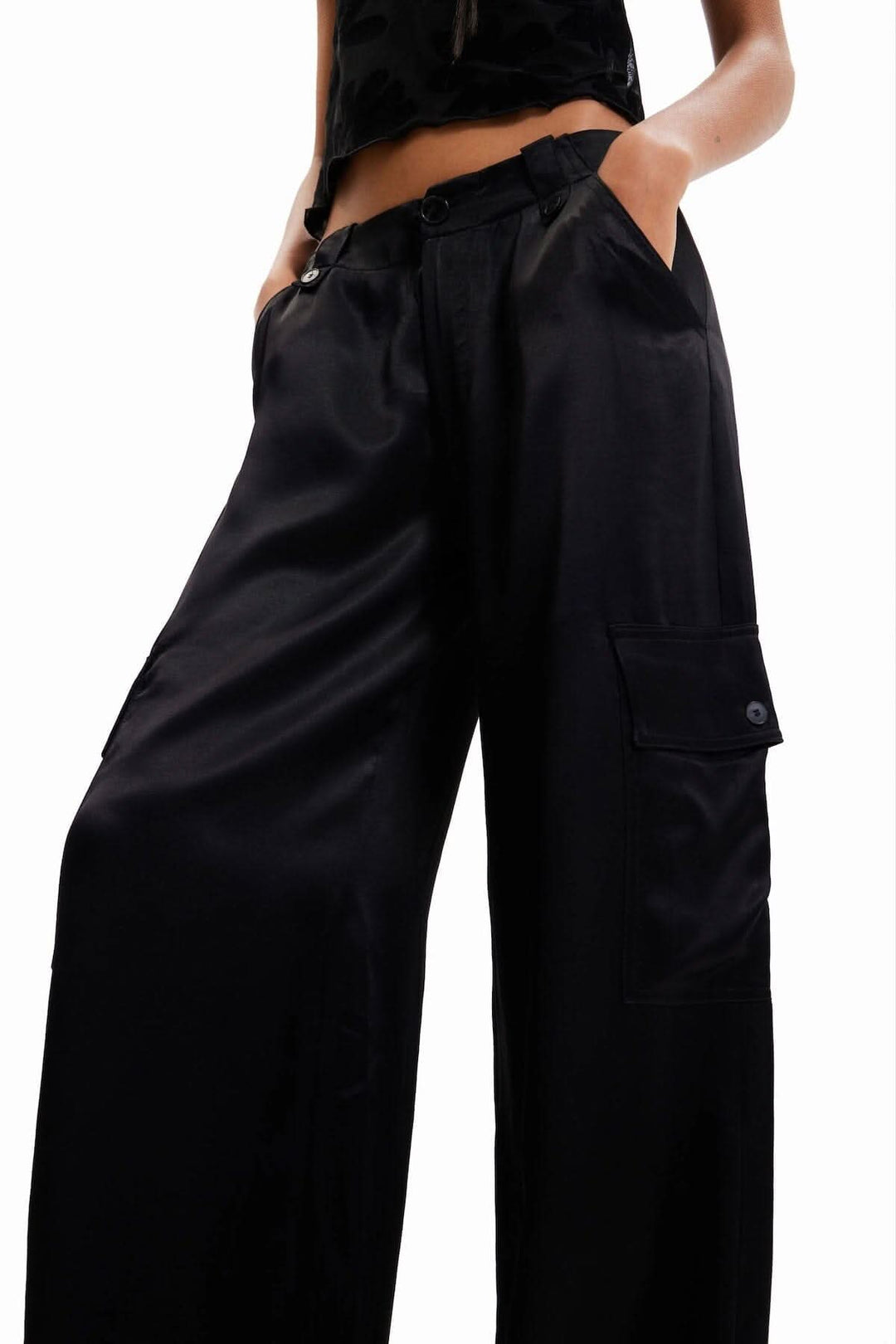 Pantalon cargo large en satin noir avec poches, taille mi-haute et coupe fluide.