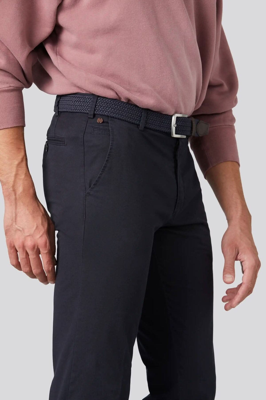 Pantalon chino noir avec ceinture tissée, offrant confort et style moderne.