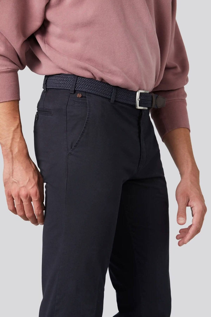 Pantalon chino noir avec ceinture tissée, offrant confort et style moderne.
